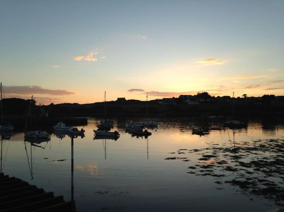 3 Bedroom Townhouse Right On The Harbour Isle of Whithorn エクステリア 写真