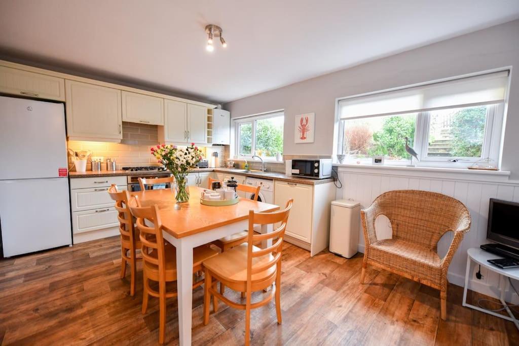 3 Bedroom Townhouse Right On The Harbour Isle of Whithorn エクステリア 写真