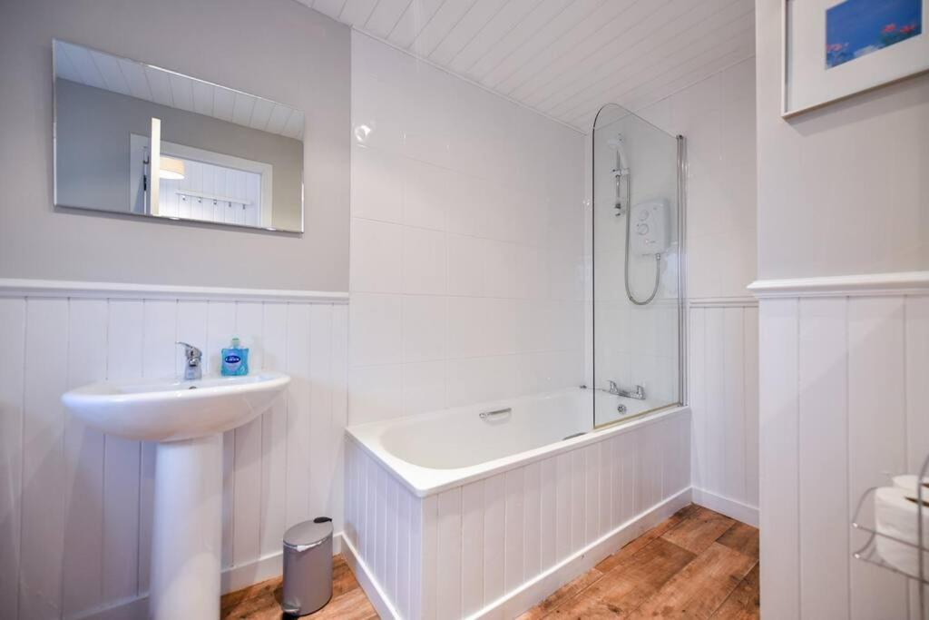 3 Bedroom Townhouse Right On The Harbour Isle of Whithorn エクステリア 写真