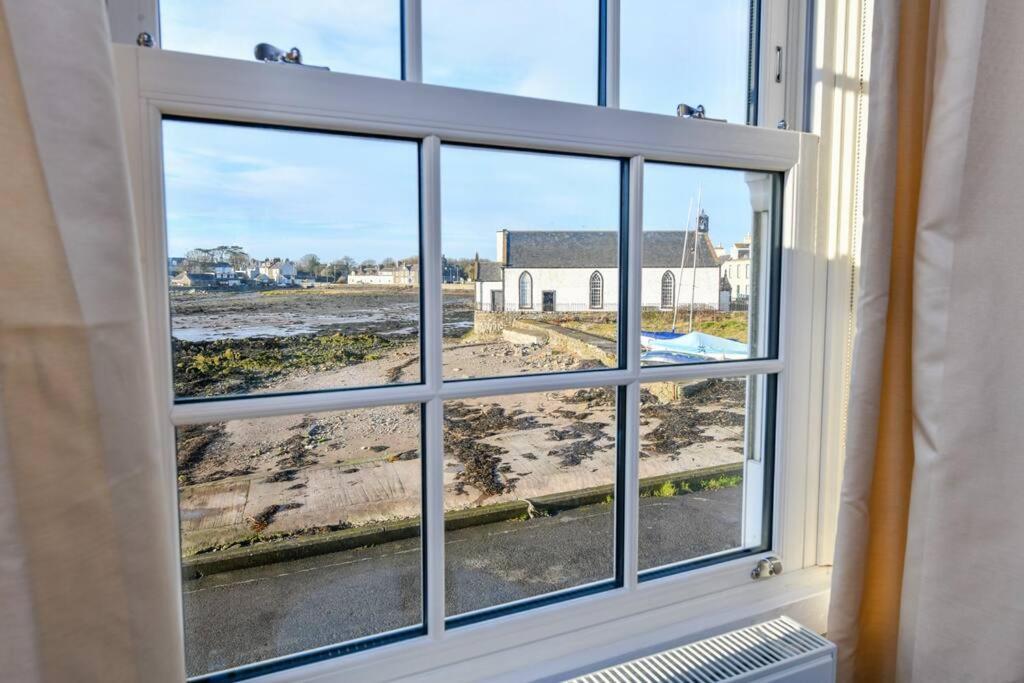 3 Bedroom Townhouse Right On The Harbour Isle of Whithorn エクステリア 写真