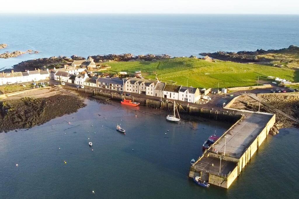 3 Bedroom Townhouse Right On The Harbour Isle of Whithorn エクステリア 写真