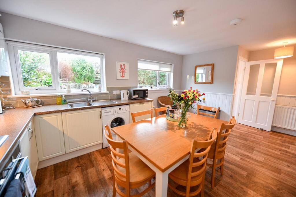 3 Bedroom Townhouse Right On The Harbour Isle of Whithorn エクステリア 写真
