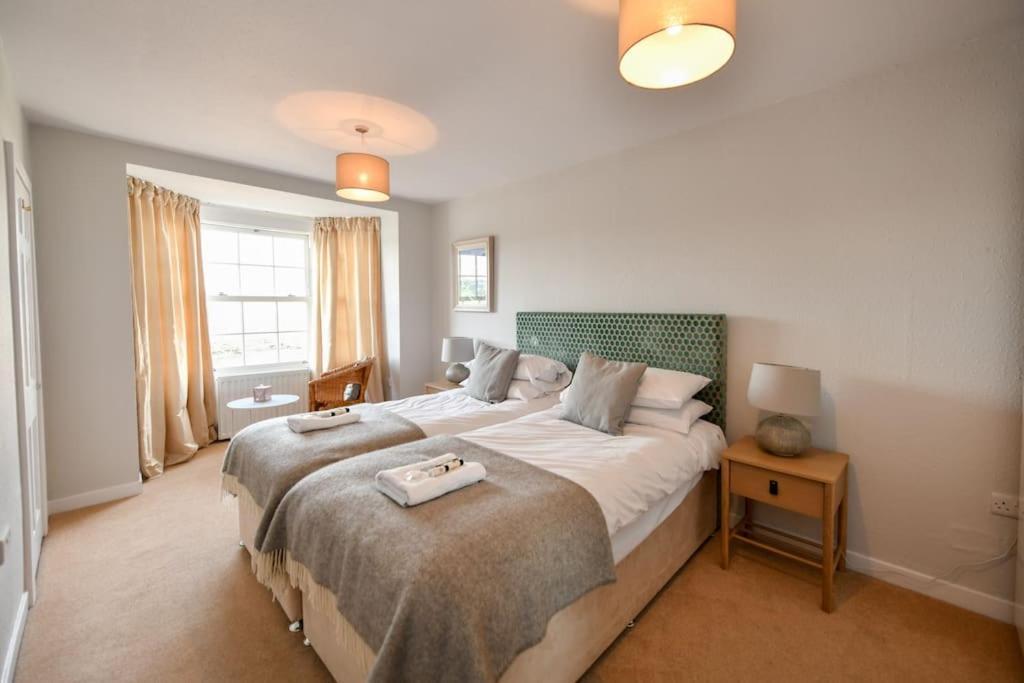 3 Bedroom Townhouse Right On The Harbour Isle of Whithorn エクステリア 写真