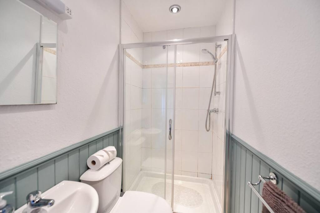 3 Bedroom Townhouse Right On The Harbour Isle of Whithorn エクステリア 写真