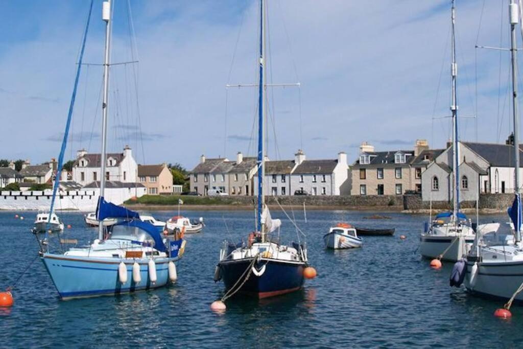 3 Bedroom Townhouse Right On The Harbour Isle of Whithorn エクステリア 写真