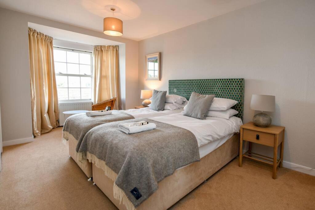 3 Bedroom Townhouse Right On The Harbour Isle of Whithorn エクステリア 写真