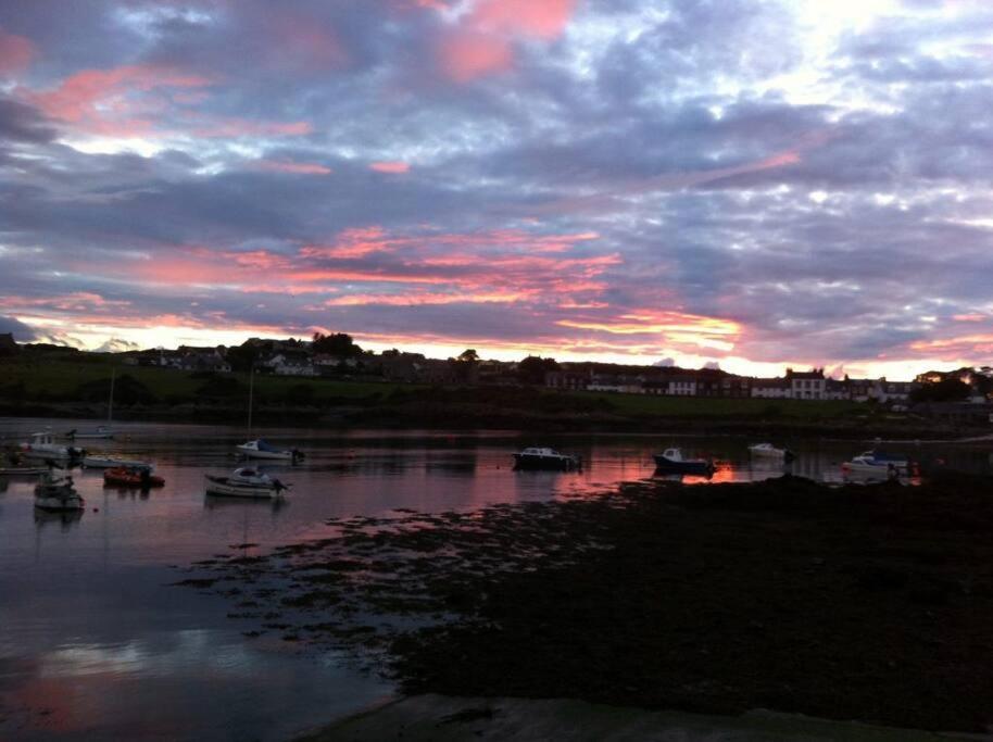 3 Bedroom Townhouse Right On The Harbour Isle of Whithorn エクステリア 写真