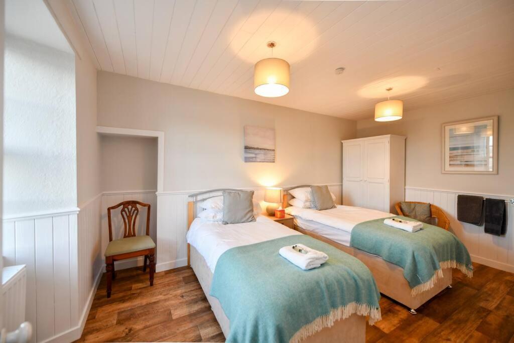 3 Bedroom Townhouse Right On The Harbour Isle of Whithorn エクステリア 写真