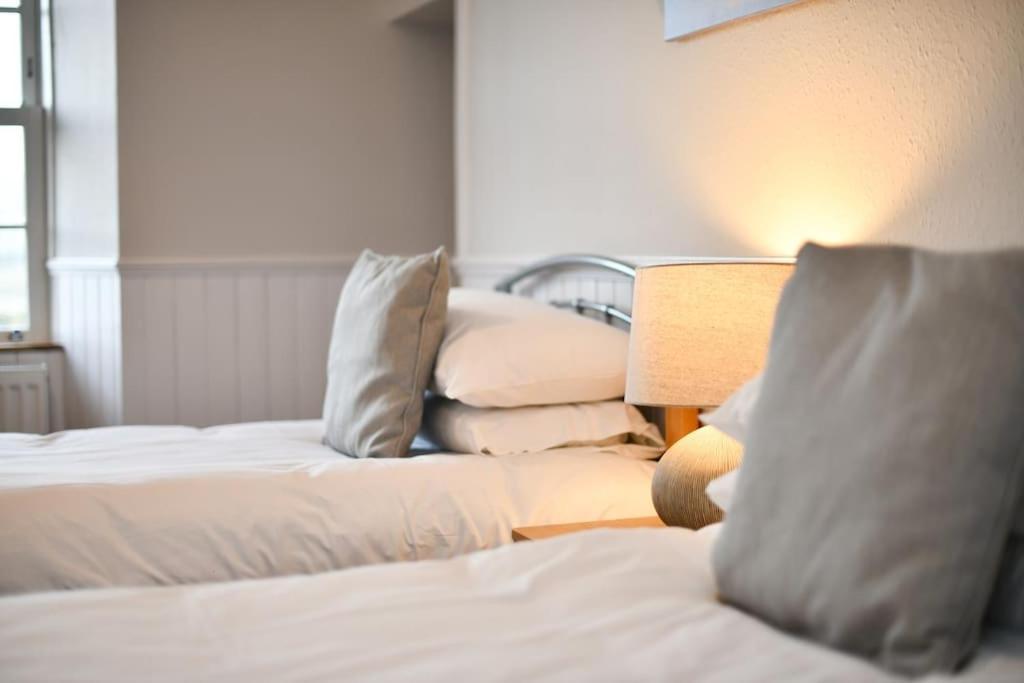 3 Bedroom Townhouse Right On The Harbour Isle of Whithorn エクステリア 写真