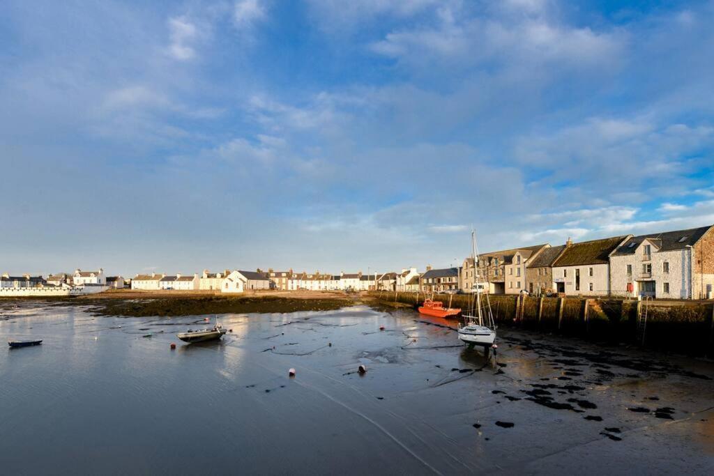 3 Bedroom Townhouse Right On The Harbour Isle of Whithorn エクステリア 写真