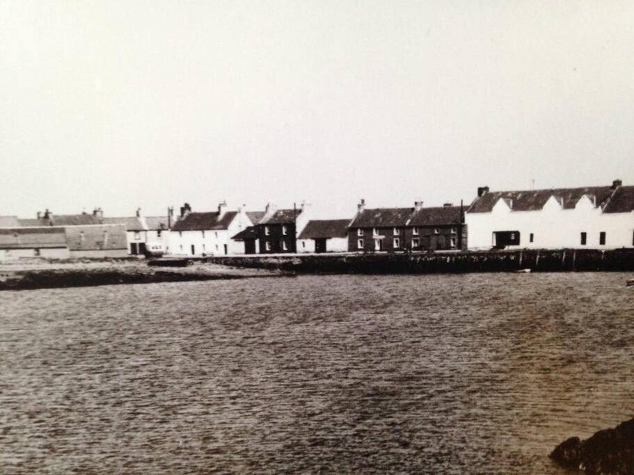 3 Bedroom Townhouse Right On The Harbour Isle of Whithorn エクステリア 写真