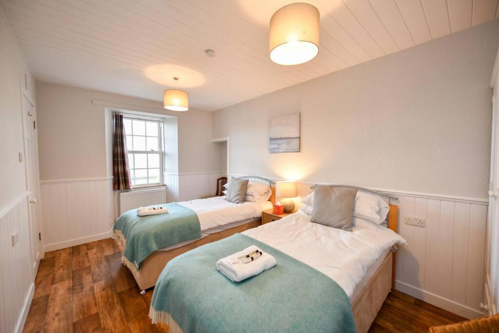 3 Bedroom Townhouse Right On The Harbour Isle of Whithorn エクステリア 写真