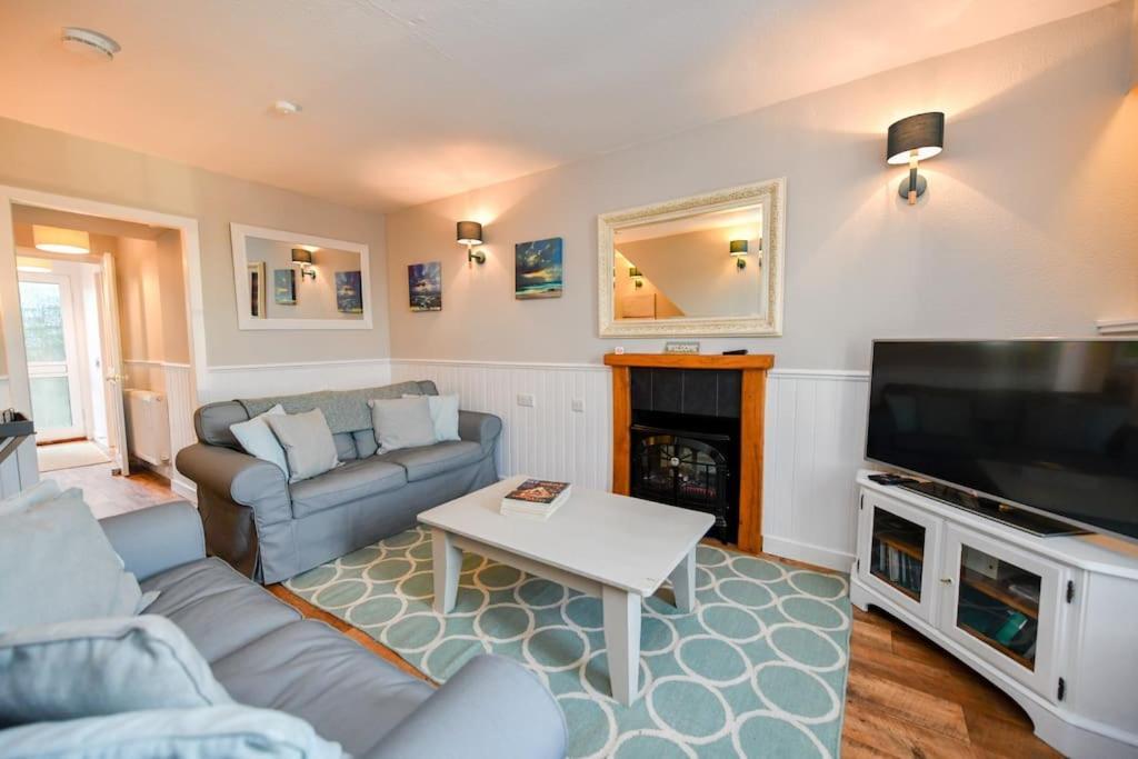 3 Bedroom Townhouse Right On The Harbour Isle of Whithorn エクステリア 写真
