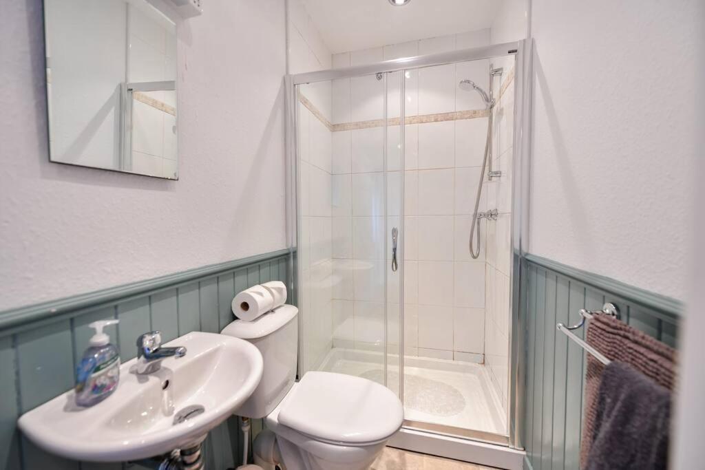 3 Bedroom Townhouse Right On The Harbour Isle of Whithorn エクステリア 写真